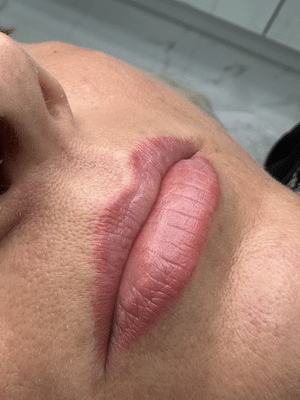 b 2 1 - Lip Tattoo - Natural Lip Liner Tattoo & Permanent Lip Color